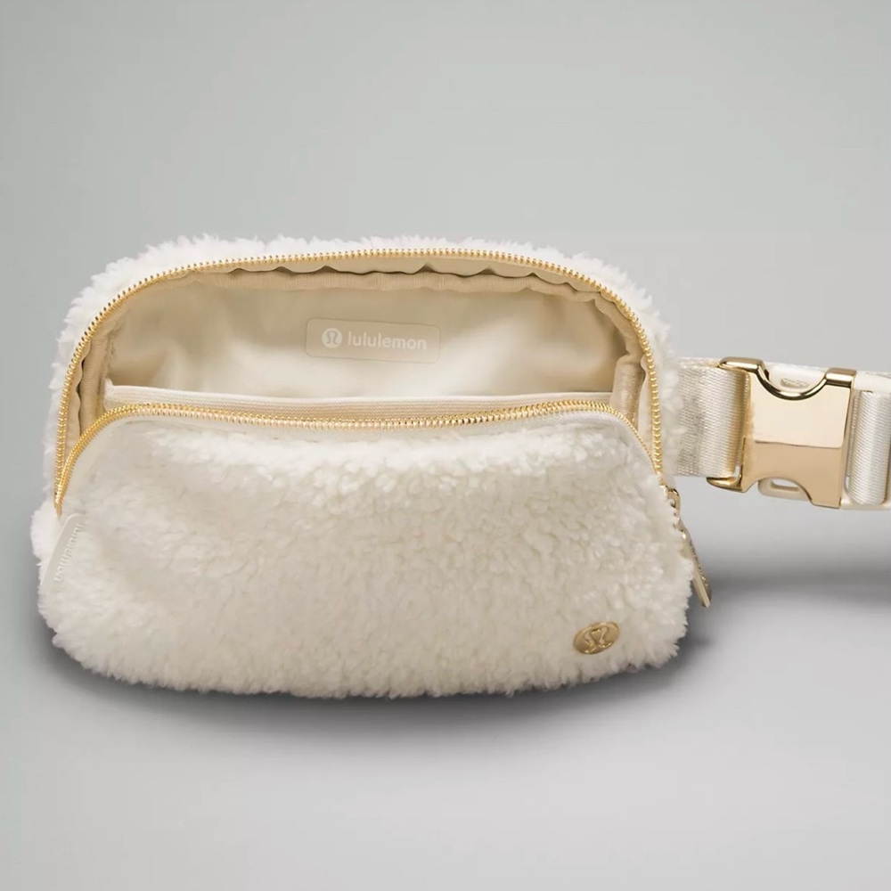 Lululemon Everywhere Fleece Belt Bag
IL White Opal/Gold